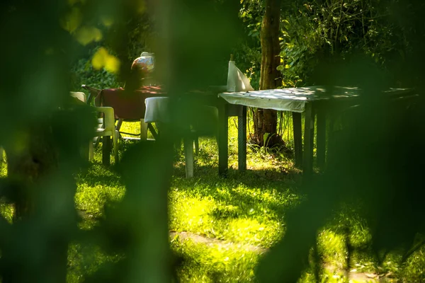 Schöner Platz Garten Mit Stühlen Und Schreibtisch — Stockfoto