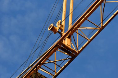 Sabahları mavi gökyüzünde vinç inşa ediyorum.