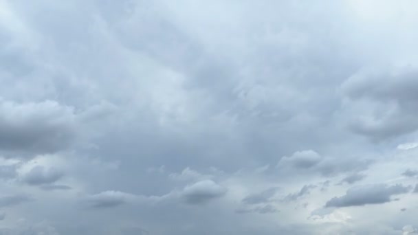 Nubes Grises Temporada Lluvias Hermosa Nube Volando Cielo Azul Nube — Vídeo de stock