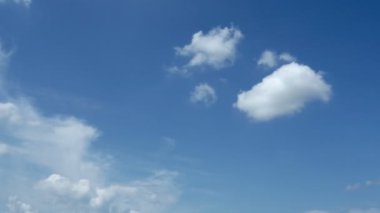 Bulutlar arka plan ile güzel mavi gökyüzü. Mavi gökyüzünde uçan güzel bir bulut. Yuvarlanan kabarık bulut hareket ediyor. 4k Timelapse