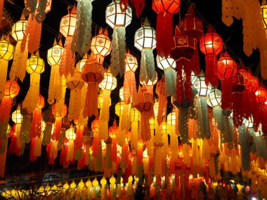 Kuzey Tayland 'dan Lanna Lambası. Wat Phra Şu Hariphunchai lamba feneri Lanna Yi Peng festivali.