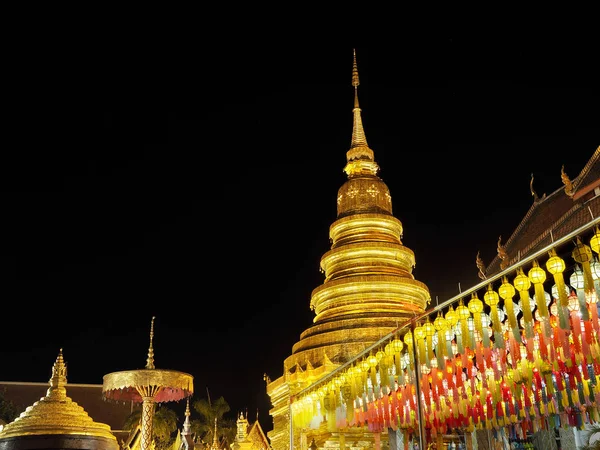 泰国北部的兰娜灯 Wat Phra Hariphunchai灯笼Lanna Peng节 — 图库照片