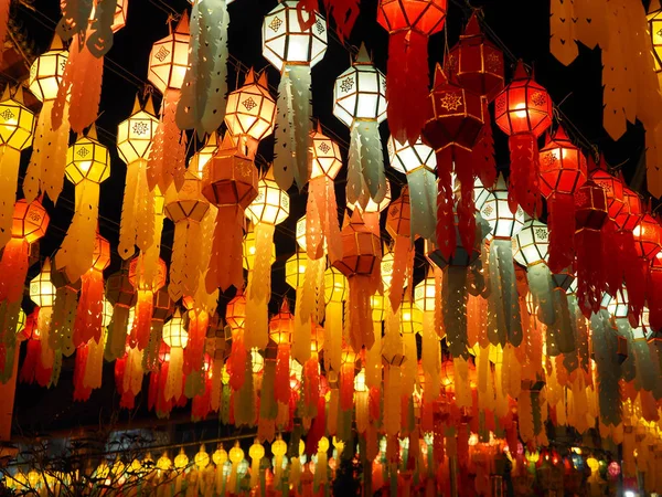 北タイのLannaランプ ワットプラそのハリプンチャイランプランタンLanna李鵬祭り — ストック写真