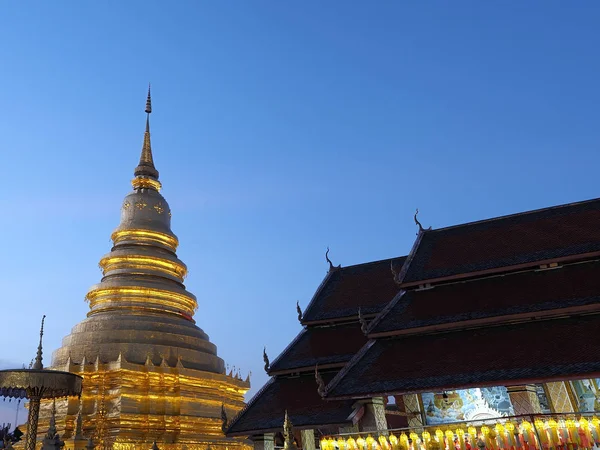 泰国北部的兰娜灯 Wat Phra Hariphunchai灯笼Lanna Peng节 — 图库照片