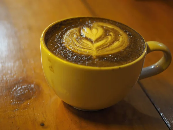Eğimli Bir Barda Tungsten Ampulün Altında Kahve Kahve Satan Car — Stok fotoğraf