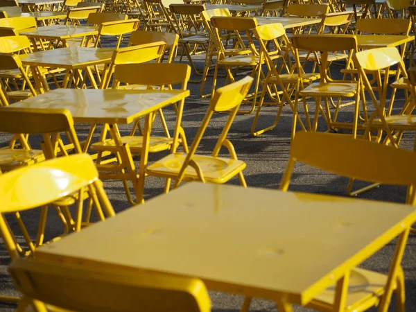 Sok Sárga Szék Asztal Fényes Napsütés Karnevál Kezdete Előtt Sörfesztivál — Stock Fotó