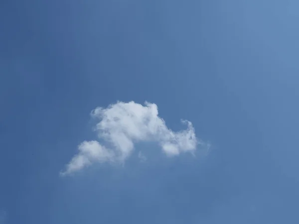 Nuvem Agradável Com Fundo Céu Claro — Fotografia de Stock