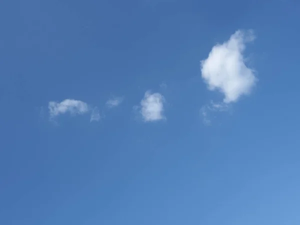 Gökyüzü Arkaplanı Açık Güzel Bir Bulut — Stok fotoğraf