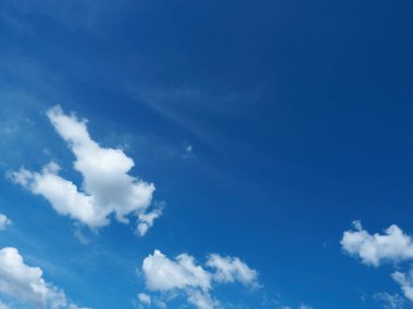 Küçük bulutlar rüzgarla yavaşça hareket etti. Beyaz bulutlu güzel gökyüzü.