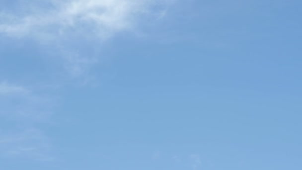 雲を背景に美しい青空 青空を飛ぶ美しい雲 ぐるぐる巻く雲が動いている タイムラプス — ストック動画