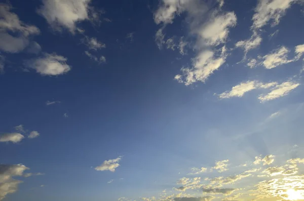 Cores Intensas Céu Matutino Nuvens Raios Sol Pela Manhã — Fotografia de Stock