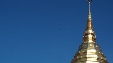 Wat Phra Doi Suthep derin mavi gökyüzünün altında. Chiang Mai, Tayland 'ın simgesi.
