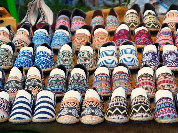 传统女鞋在泰国北部风格 山地部落风格的服装 山地部落布 东方风格概念 — 图库照片