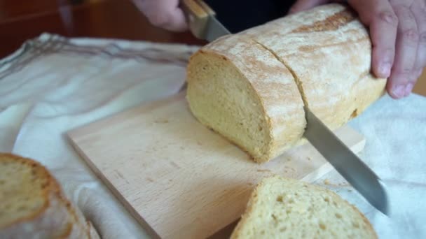 Руки Режут Хлебы — стоковое видео