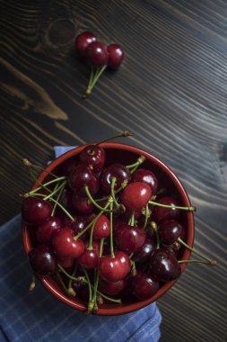 Kiraz. Kiraz. Kiraz rengi kase ve mutfak peçete içinde.