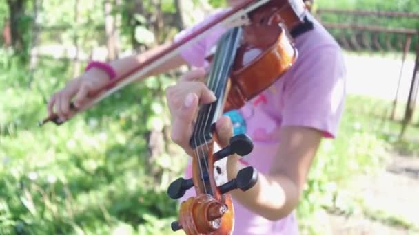 Kind Übt Geige Freien — Stockvideo