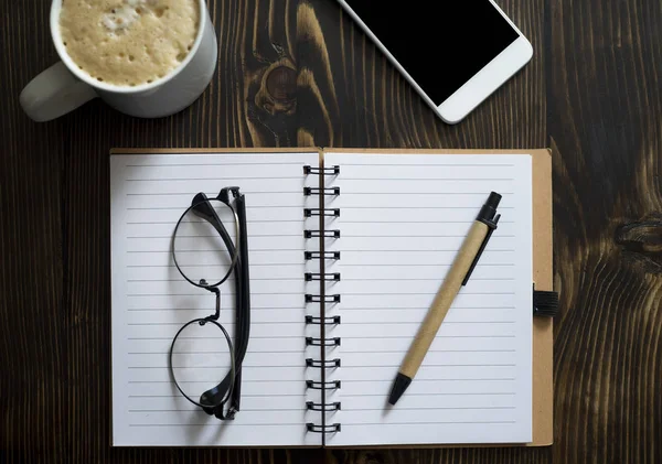 Leeres Notizbuch Auf Dem Schreibtisch Von Oben — Stockfoto