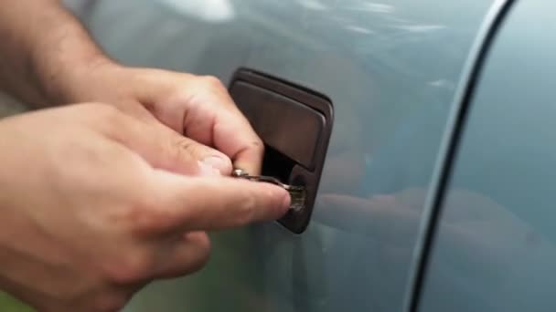 Mechanik Mężczyzna Trzyma Lockpicker Otworzyć Drzwi Samochodu — Wideo stockowe