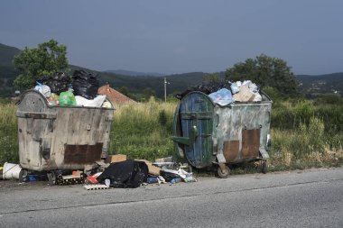 Dolu çöp ve çöp torbaları 