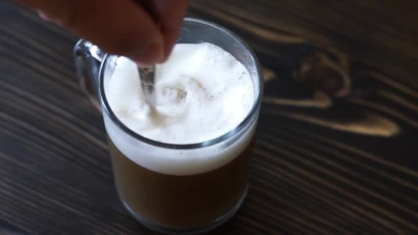 手が白いカップでコーヒーをかき混ぜる — ストック動画