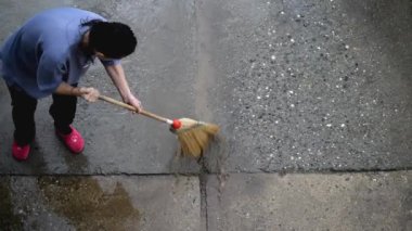 Kaldırım su süpürme kadın