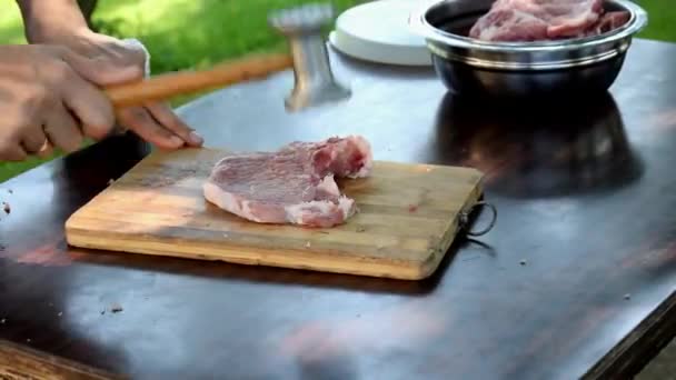 Donne Stanno Distruggendo Martellando Carne Cruda Affettata Preparazione Alimentare — Video Stock