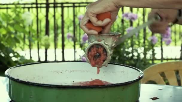 Ντομάτες Μέσω Του Μύλου Άλεσης Κρέατος Μύλος Στη Δράση — Αρχείο Βίντεο