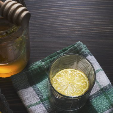 Üstten görünüm yukarıda antika arka plan üzerinde çay seti.