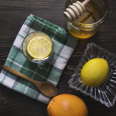 Üstten görünüm yukarıda antika arka plan üzerinde çay seti.