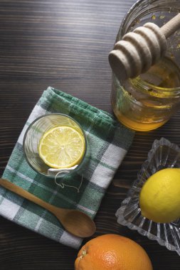 Üstten görünüm yukarıda antika arka plan üzerinde çay seti.