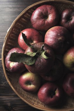 Yukarıdaki gelen ahşap arka plan üzerinde organik elma