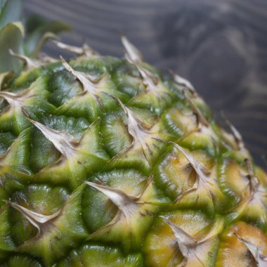 Ahşap bir masa üzerinde olgunlaşmış ananas fotoğraf kapatmak