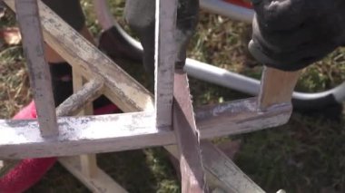 Zımpara, eski bir sandalyenin üstüne zımpara kullanarak kadınlar