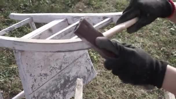 Schleifen Frauen Mit Schleifpapier Auf Einem Alten Stuhl — Stockvideo