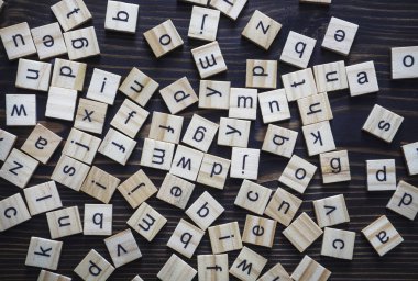 ahşap scrabble parçalar üzerinde alfabesi harfleri