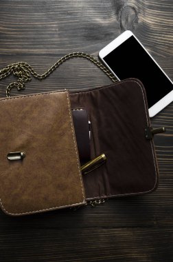 Ahşap arka plan üzerinde kadının çantasının içindekiler