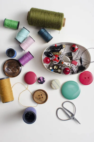 Araçlar ve hafif ahşap zemin üzerine dikiş aksesuarları.