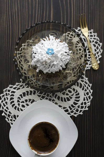 Cupcake yukarıdan rustik masada ile kahve kupa