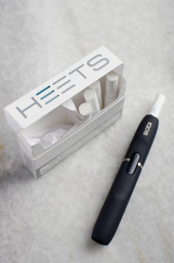 Kraljevo, Sırbistan - 25 Ocak 2019: Isıtma tütün sistemi Iqos en yeni elektronik sigara,