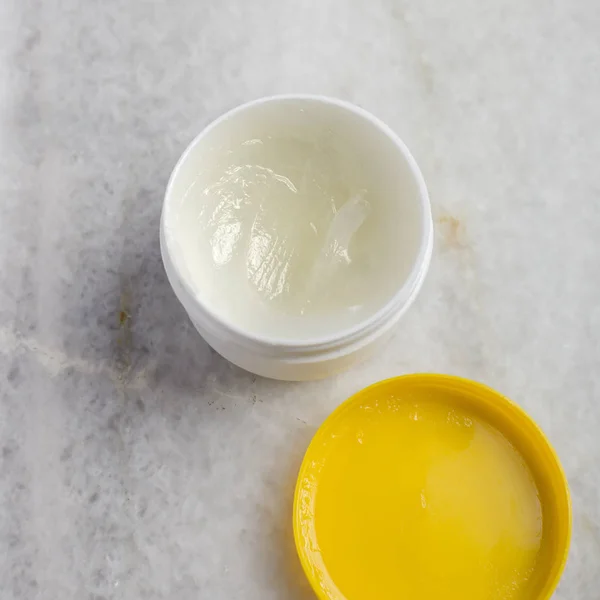 Bol Avec Crème Cosmétique Sur Table Marbre Haut — Photo