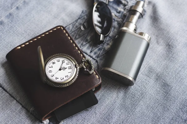 Man tillbehör, klocka, plånbok, e cigarett och glasögon — Stockfoto