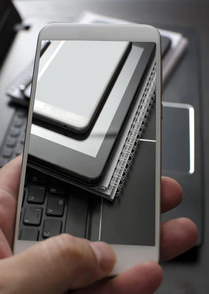 電子デバイス スマート フォン 近くでノート パソコンやタブレット — ストック写真