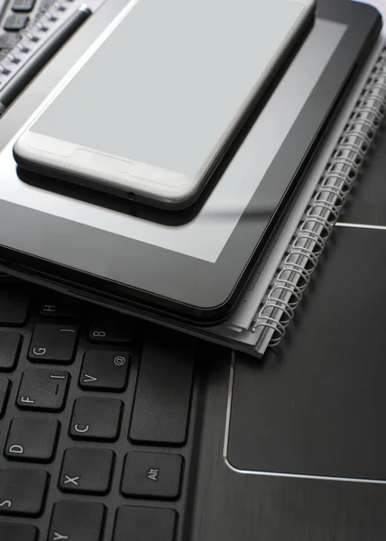 Elektroniska Apparater Smartphone Laptop Och Tablet Nära Upp — Stockfoto