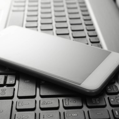 Dizüstü bilgisayardaki boş mobil, akıllı telefon yakın çekim