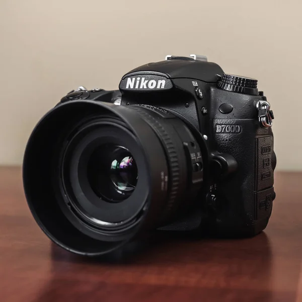 Nikon dslr-kamera på träbord, närbild — Stockfoto