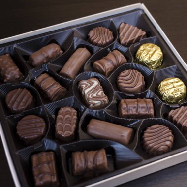  kutu çikolata masada, yakın