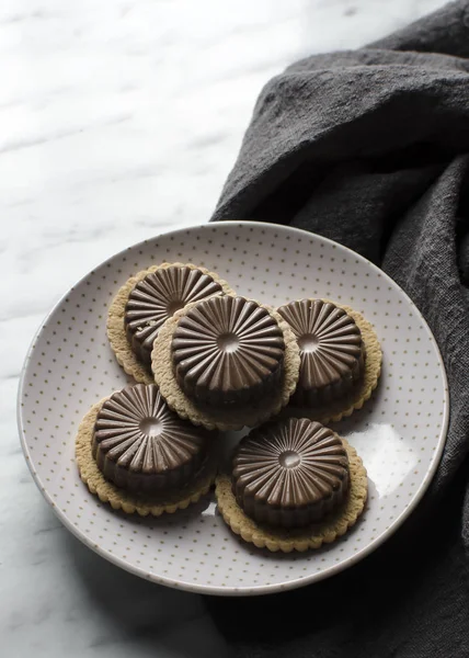 Chocolade op plaat op marmeren achtergrond — Stockfoto