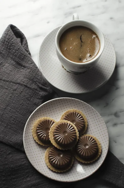 Csésze kávé a cookie-kat a márvány tábla — Stock Fotó