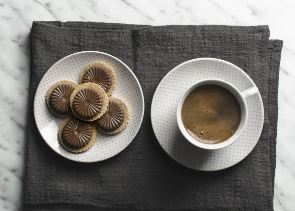 Φλιτζάνι καφέ με τα cookies σε μαρμάρινο τραπέζι — Φωτογραφία Αρχείου