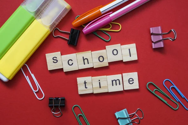 Les mots de l'école sur le bureau d'un enfant — Photo